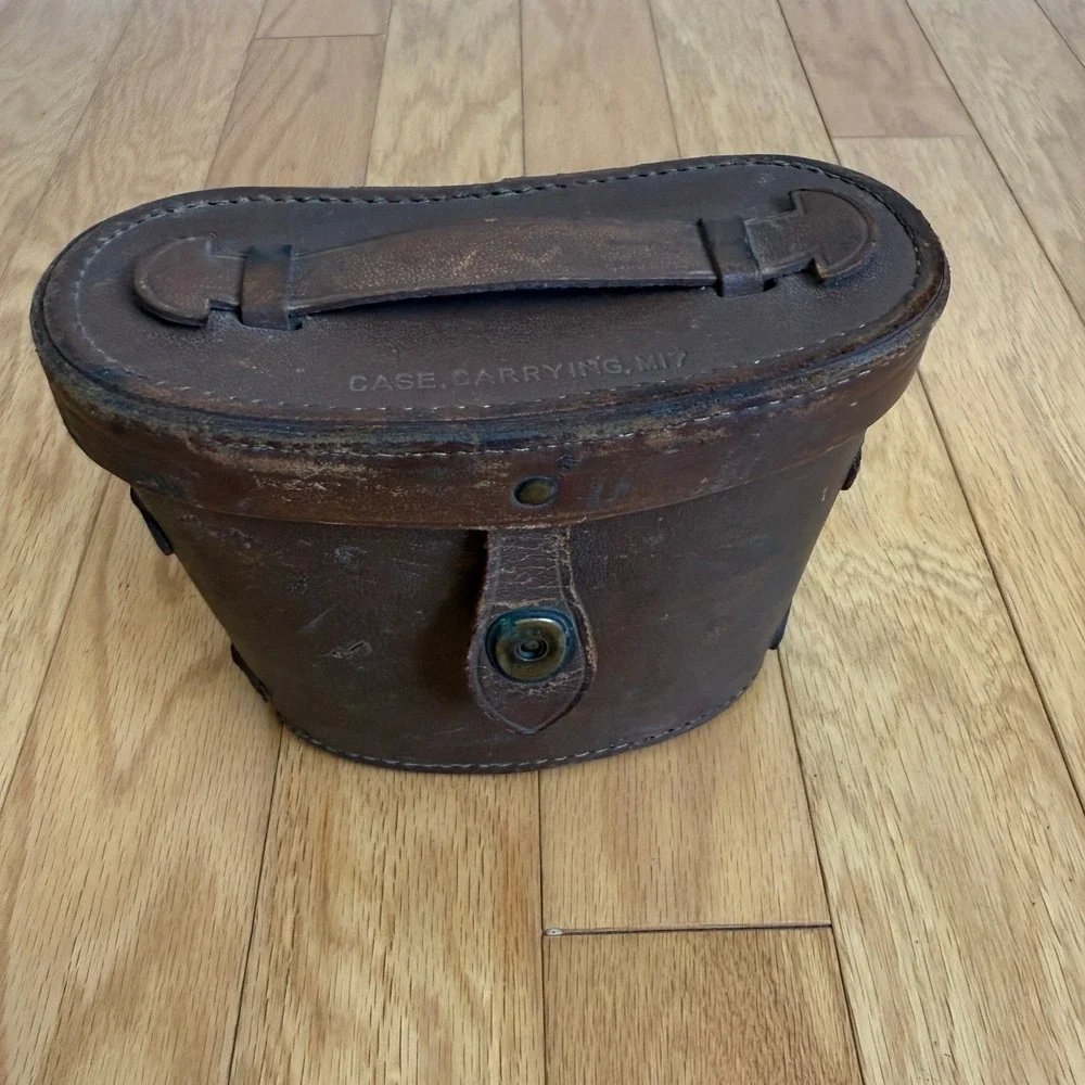 WWII Vintage Universal Camera Corp M17 Binoculars with Leather‎ Carrying Case